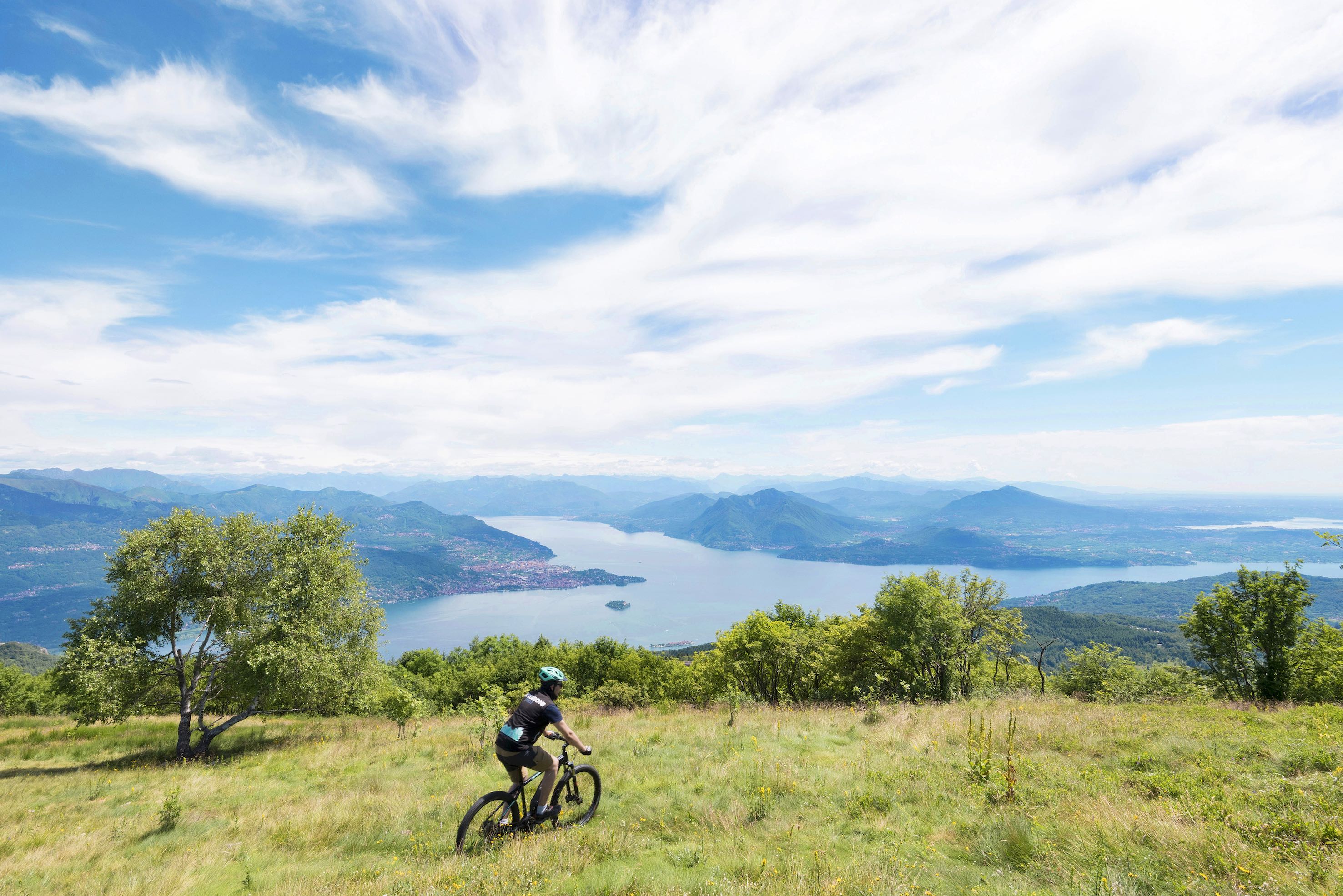Borromeo_Mottarone_escursione in mountain bike con vista lago maggiore e isole Borromee